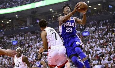 Butler aporta 30 puntos y 76ers vencen a Raptors para igualar la serie