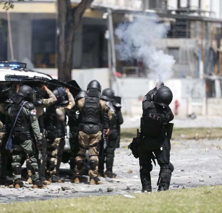 Manifestación en la avenida Balboa deja enfrentamientos y un policía herido