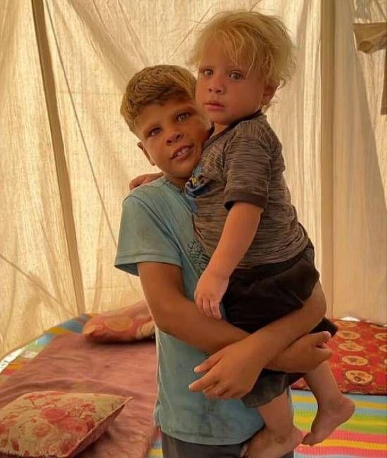 (Actualizada: 1)La historia detrás de la imagen viral de un niño palestino que lleva cargando a su hermanito tras ser desplazado en Gaza