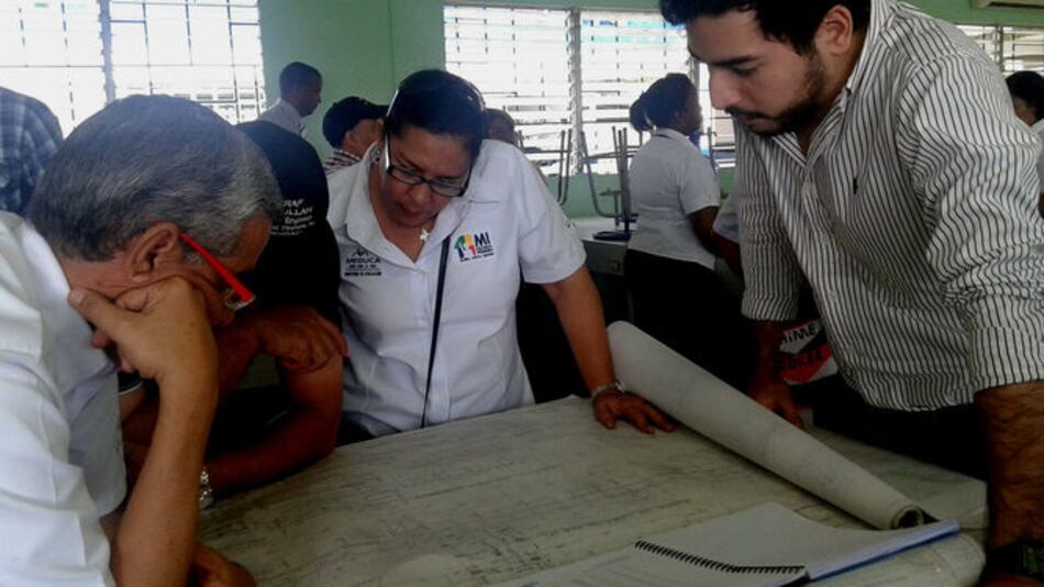 Padres de familia mantienen el cierre de la escuela de Changuinola