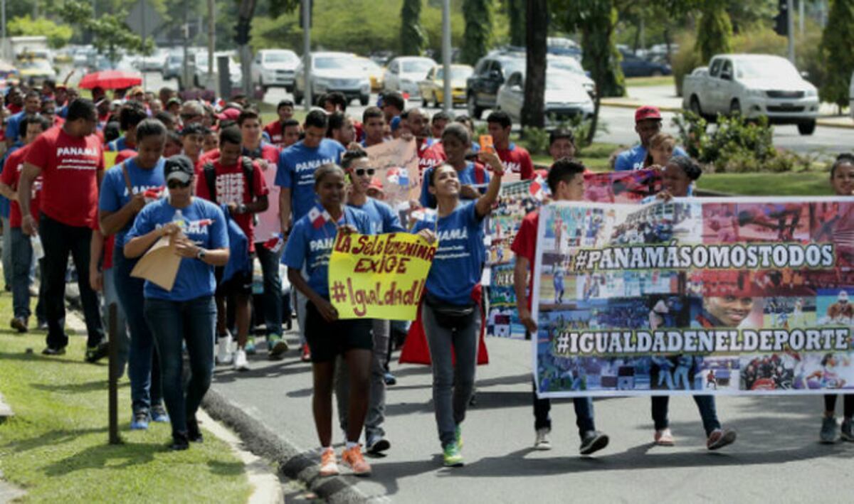 Atletas marchan exigiendo igualdad
