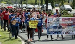 Atletas marchan exigiendo igualdad