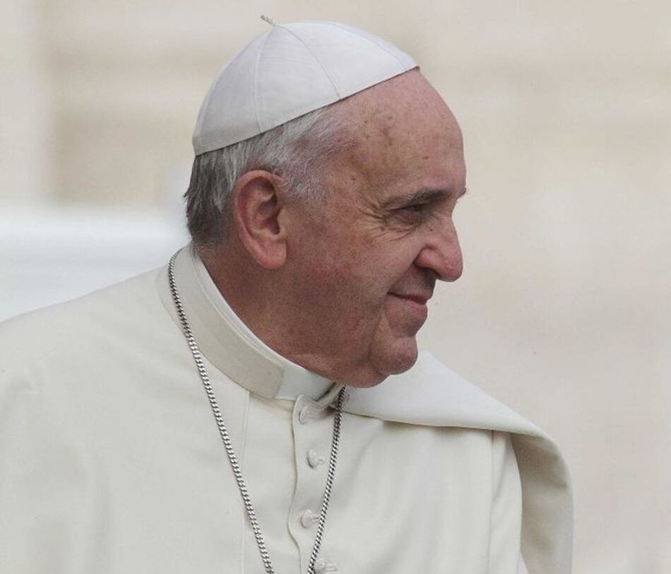 Papa enmienda ley sobre lavado de pies