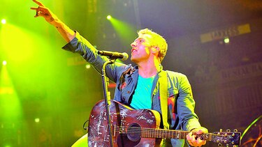 Subastan guitarra de Chris Martin, de Coldplay