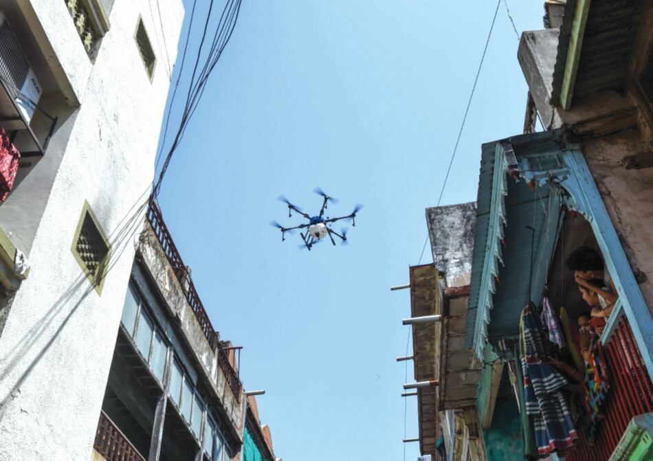 Utilizan drones para desinfectar los espacios públicos