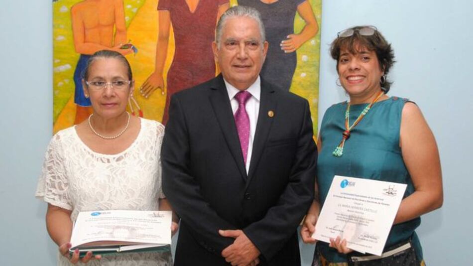 Entregan premio literario Esther María Osses