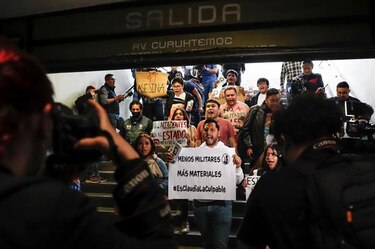 Marchan en la Ciudad de México para sacar al Ejército del metro