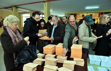 España vota con esperanza de salir de la crisis y la derecha como favorita
