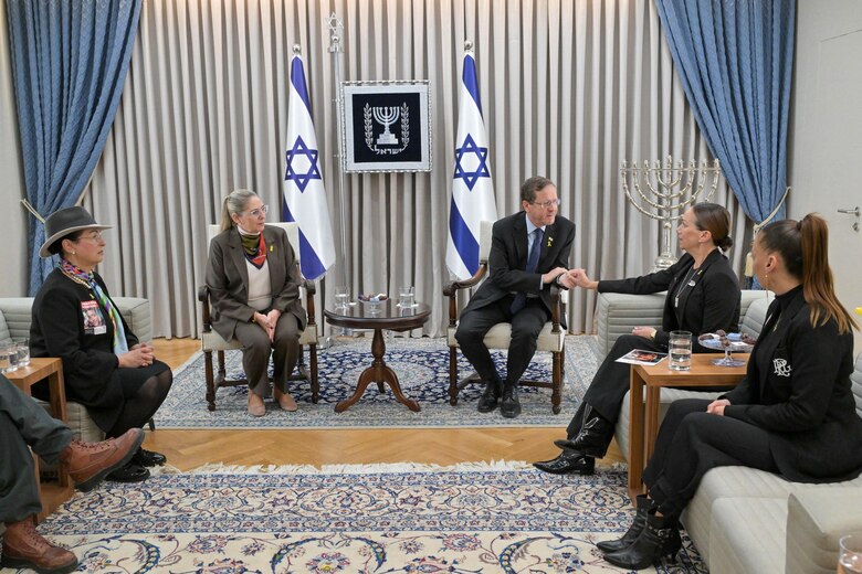 El presidente israelí urge a sellar un acuerdo con Hamás tras reunirse con la madre de un rehén