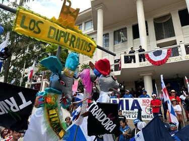 Docentes molestos por retención de salarios; Copeme llama al diálogo abierto