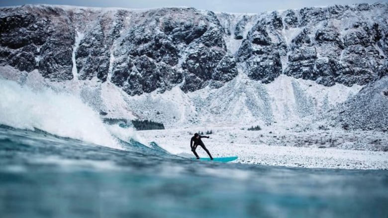 Surfear en el frío de Lofoten, más allá del ártico