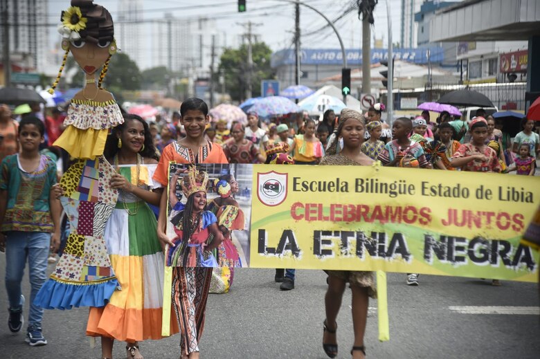 Desfile de la etnia negra en Río Abajo: cultura y tradición en las calles