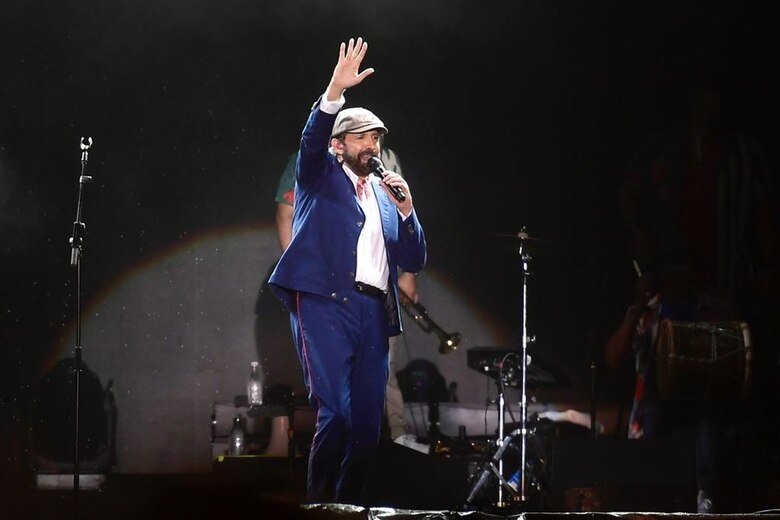 Juan Luis Guerra y la orquesta 4.40 ponen a cantar y bailar al público que asistió al Rommel Fernández