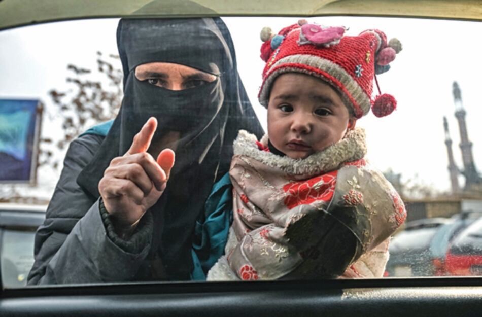 Retroceso en Afganistán; mujeres deben usar velo y no pueden hacer viajes solas