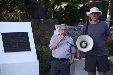 Cientos de personas caminan al cerro Ancón para conmemorar gesta del 9 de enero