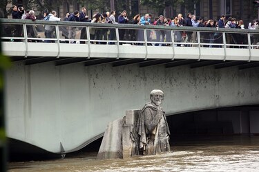 París en alerta ante la mayor crecida del Sena en 30 años