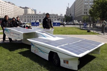 Presentan vehículos solares que competirán en carrera en desierto chileno