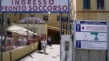 Detienen a 55 empleados de un hospital de Nápoles por inasistencia