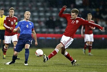 Con triplete de Bendtner Dinamarca supera 3-2 a EU