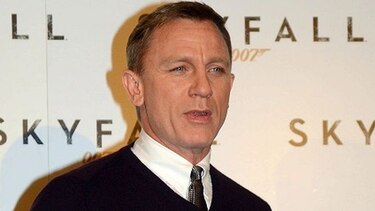 Operan de la rodilla a Daniel Craig