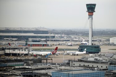 El aeropuerto de Heathrow de Londres cancela más de 1,300 vuelos tras cerrar por un corte de energía