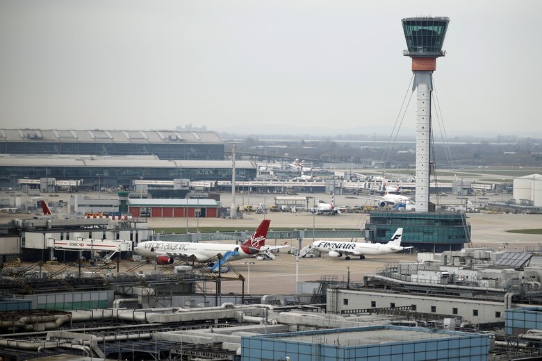 El aeropuerto de Heathrow de Londres cancela más de 1,300 vuelos tras cerrar por un corte de energía
