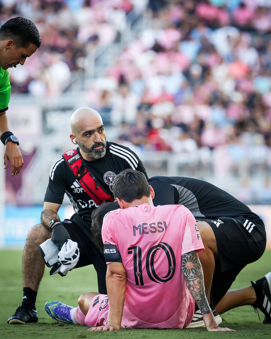 Messi abandona por lesión partido con Necaxa en el minuto 11