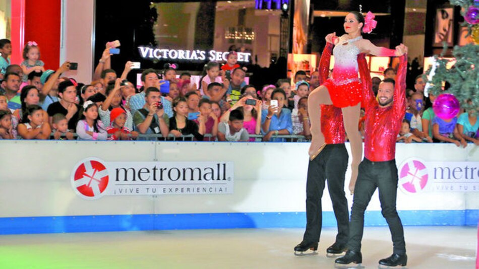 En Metromall recibieron la Navidad sobre hielo