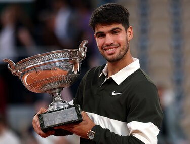 Alcaraz gana a Sinner para mantener su fortín de Roland Garros