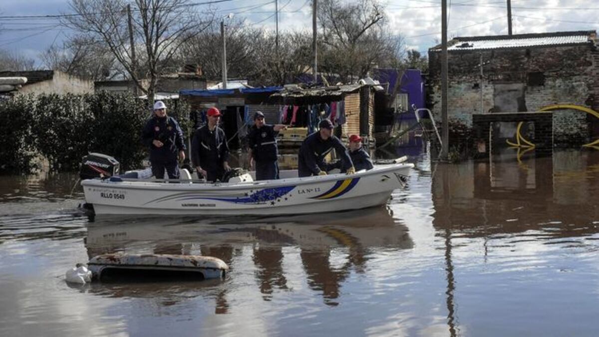 Tres muertos y 20 mil evacuados por inundaciones; Gobierno duplica ayuda