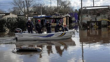 Tres muertos y 20 mil evacuados por inundaciones; Gobierno duplica ayuda