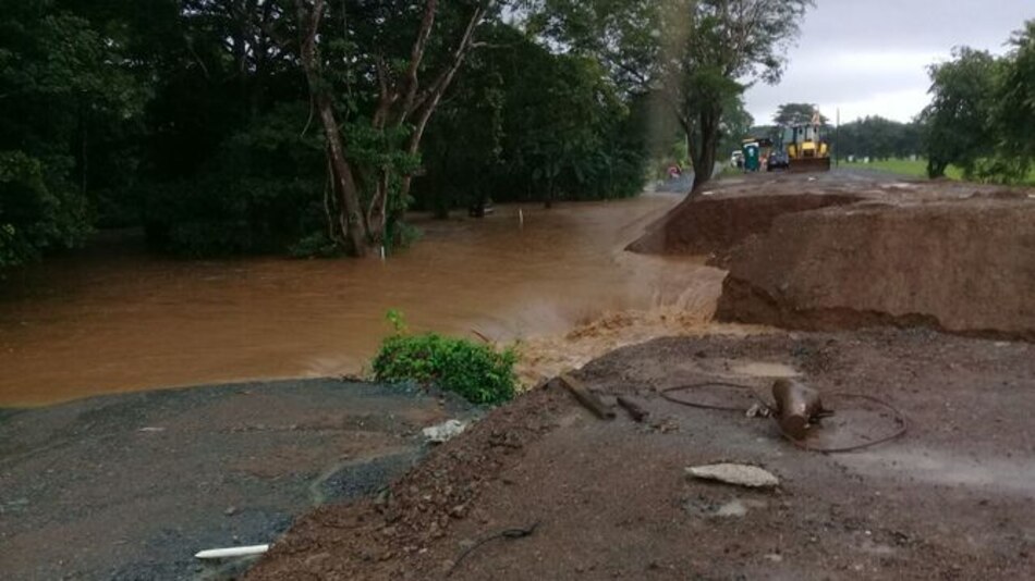 Por colapso de vado quedan incomunicados varios pueblos santeños