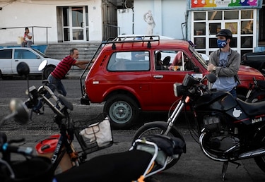 Las filas interminables en gasolineras vuelven a Cuba