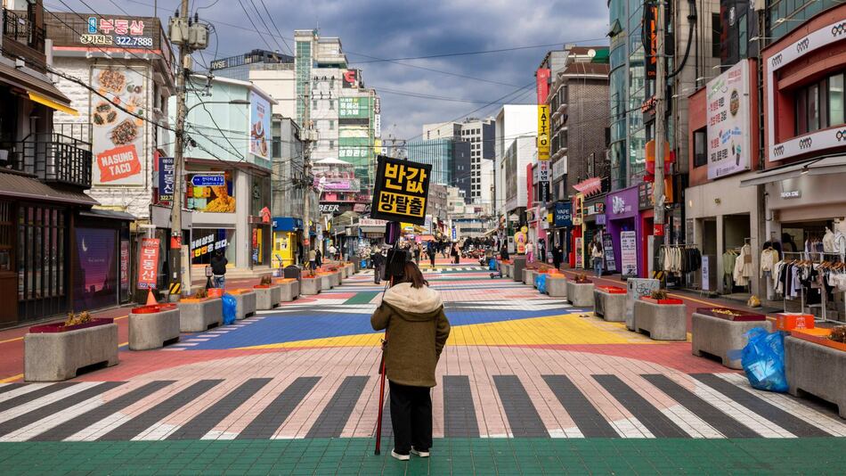 Las tiendas de Seúl que luchan contra el aislamiento: ‘un escape de la soledad’