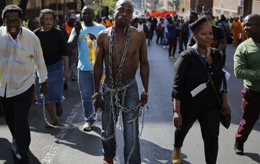 Miles de personas se manifiestan en Sudáfrica contra la xenofobia