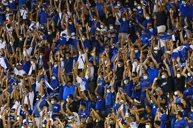 FIFA multa a El Salvador por ‘conducta discriminatoria’ de aficionados en premundial