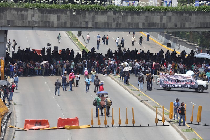 Gobierno mexicano llama a los maestros a la reflexión tras actos violentos y bloqueos antes del Mundial