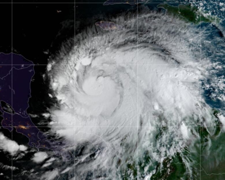 Iota se convierte en un huracán de categoría 1; alertan sobre su peligrosidad