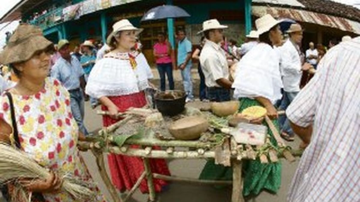 Los utensilios de cocina, las tunas y los tambores son expresiones folclóricas, mientras que el boxeo y las carreras de caballos son eventos populares.