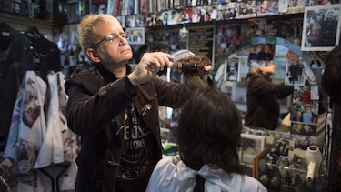 Dedican a grupo The Beatles peluquería en capital de Argentina