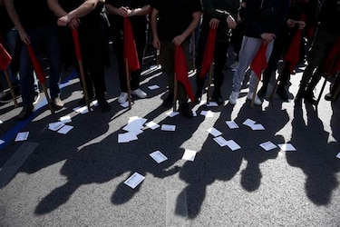 Multitudinarias protestas en Grecia por el accidente de tren con 57 muertos