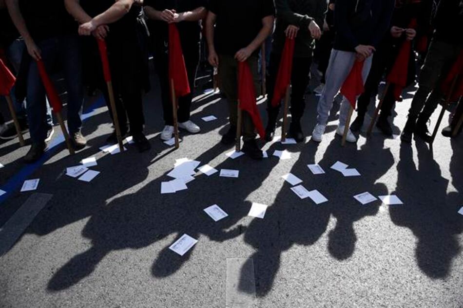 Multitudinarias protestas en Grecia por el accidente de tren con 57 muertos