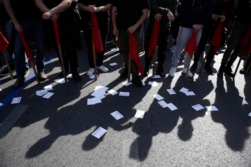 Multitudinarias protestas en Grecia por el accidente de tren con 57 muertos