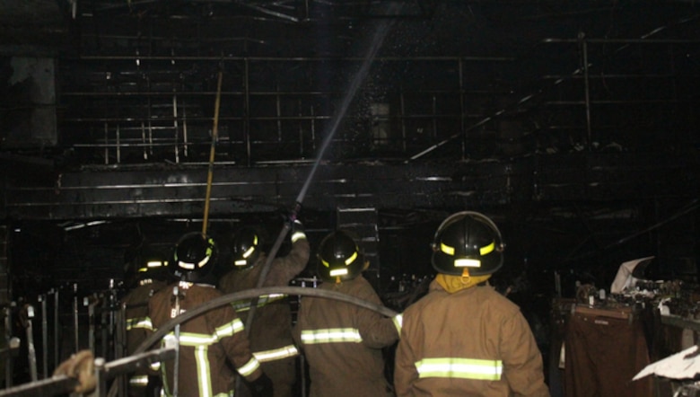 Bomberos de Coclé, Herrera y Veraguas extinguen incendio en almacén de Aguadulce