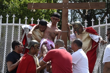 Feligreses reviven la pasión de Cristo este Viernes Santo