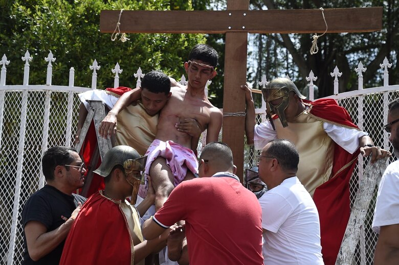 Feligreses reviven la pasión de Cristo este Viernes Santo