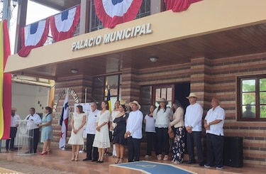 Realizan actos cívicos en La Villa de Los Santos; no hay desfiles patrios