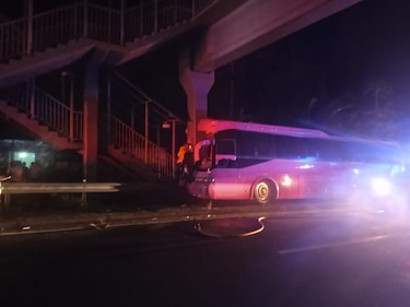 Un bus que trasladaba a migrantes sufre accidente en Veraguas; al menos 20 personas fueron llevadas al hospital