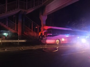 Un bus que trasladaba a migrantes sufre accidente en Veraguas; al menos 20 personas fueron llevadas al hospital