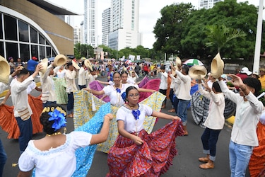 Con un colorido desfile se celebran los 505 años de la ciudad de Panamá